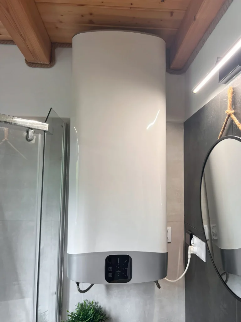 Chauffe-eau électrique vertical dans une salle de bain