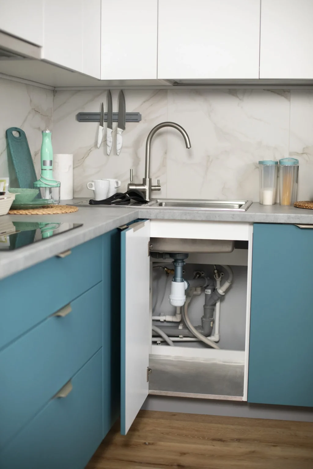 Canalisations apparentes en cuisine lors d'une recherche de fuite en Seine-Maritime