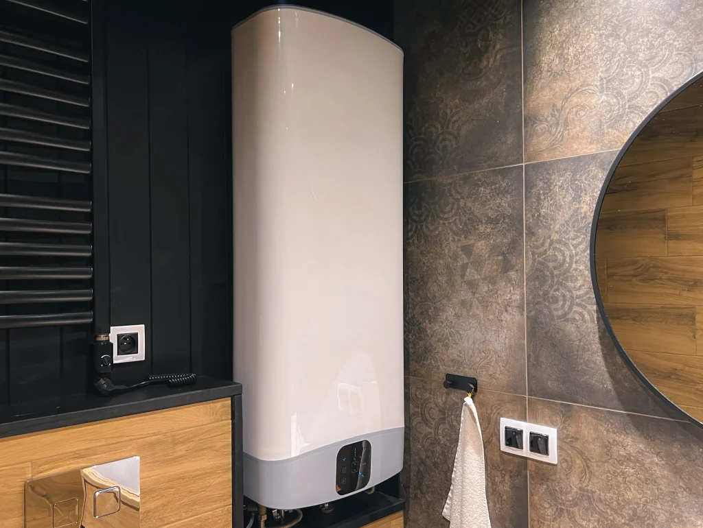 Chauffe-eau électrique installé dans une salle de bain