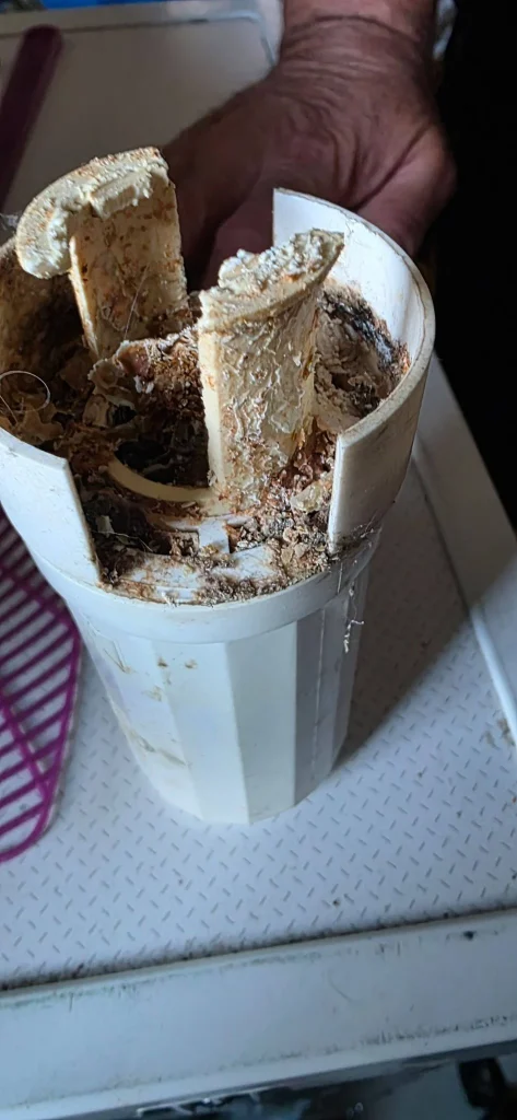 Ancien siphon de chauffe-eau bouché par le calcaire, déposé à Dieppe
